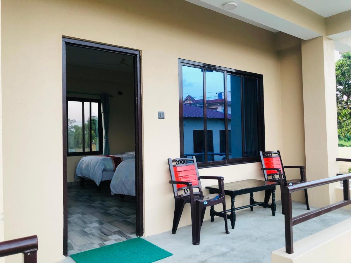 Hotel Happy Land Chitwan Bagian luar foto