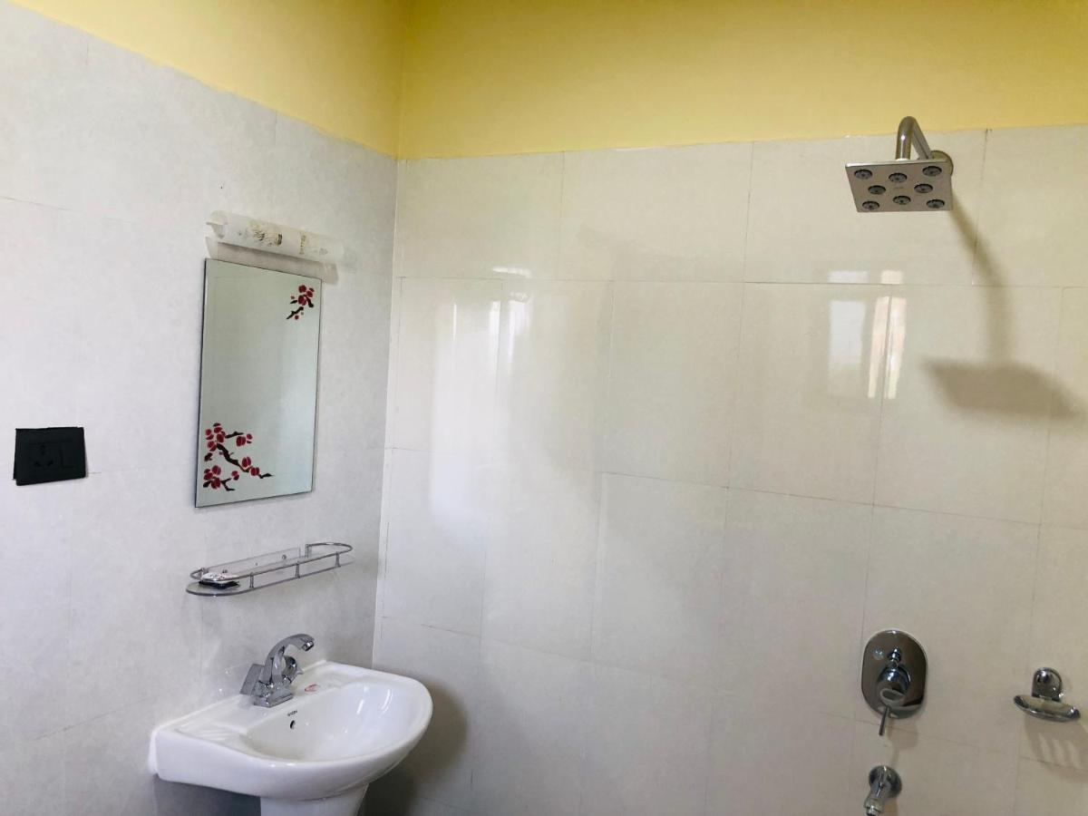 Hotel Happy Land Chitwan Bagian luar foto