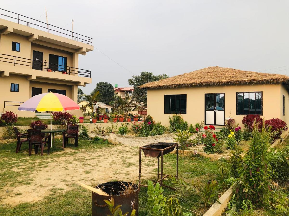 Hotel Happy Land Chitwan Bagian luar foto