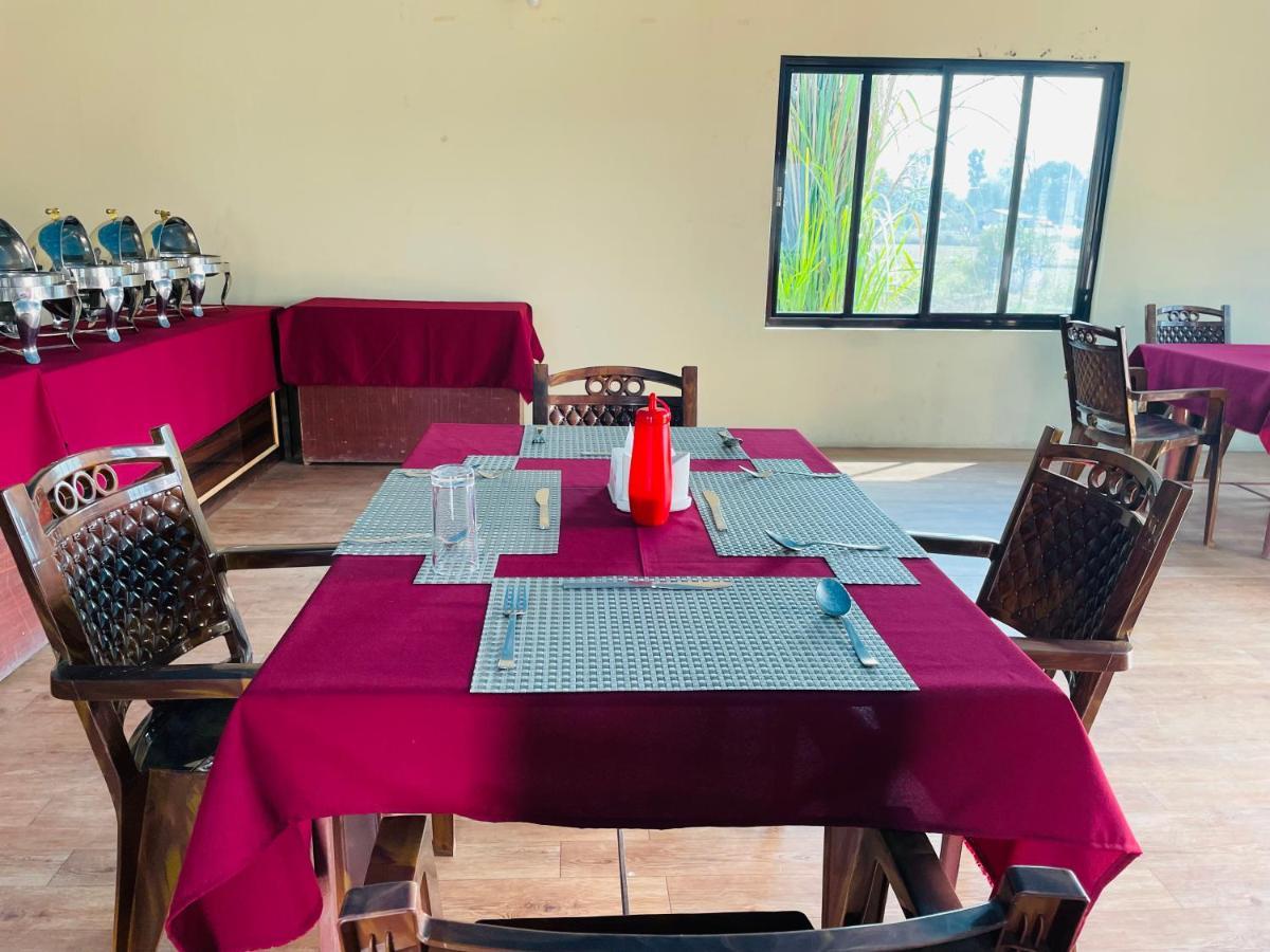 Hotel Happy Land Chitwan Bagian luar foto