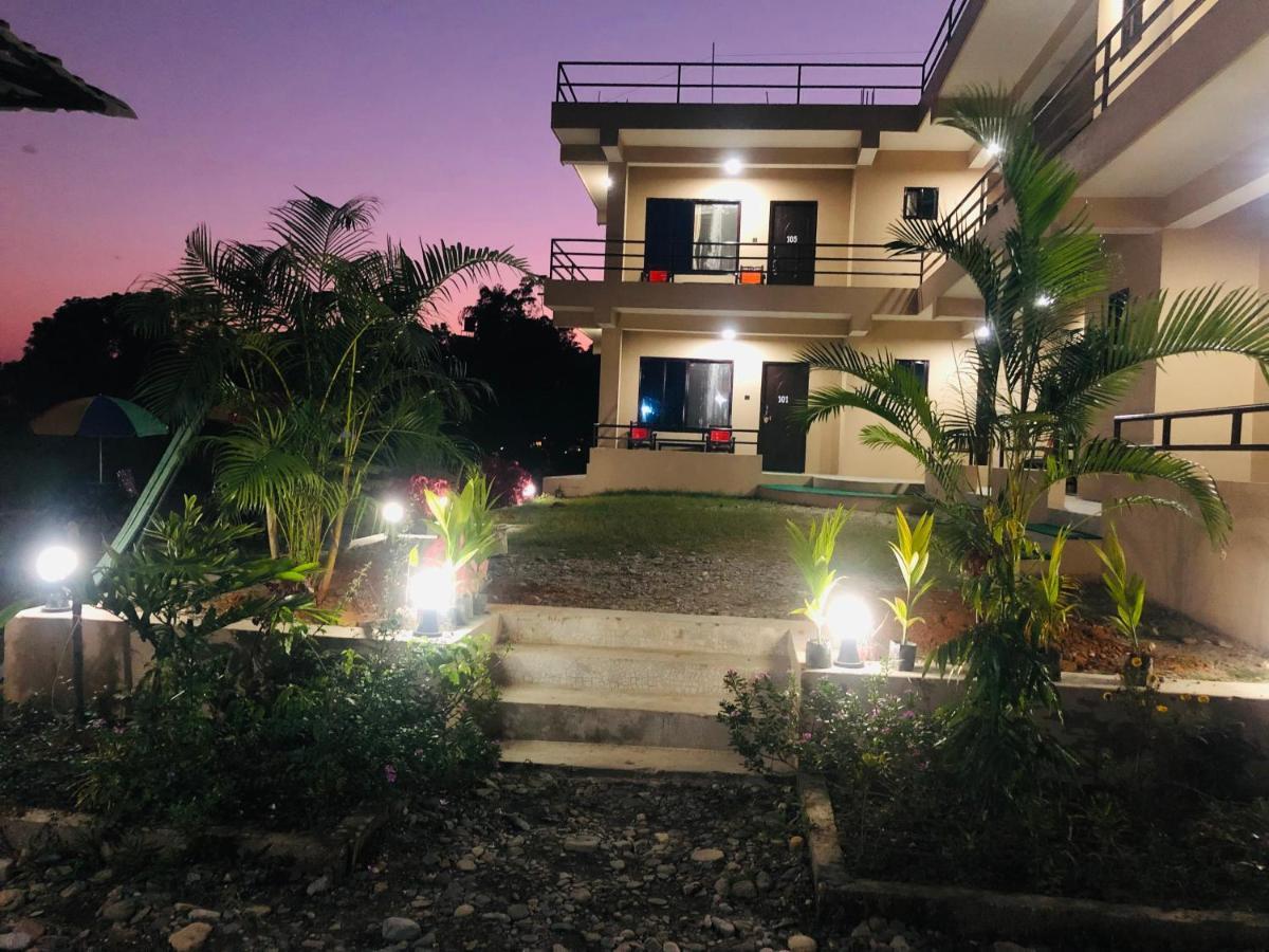 Hotel Happy Land Chitwan Bagian luar foto